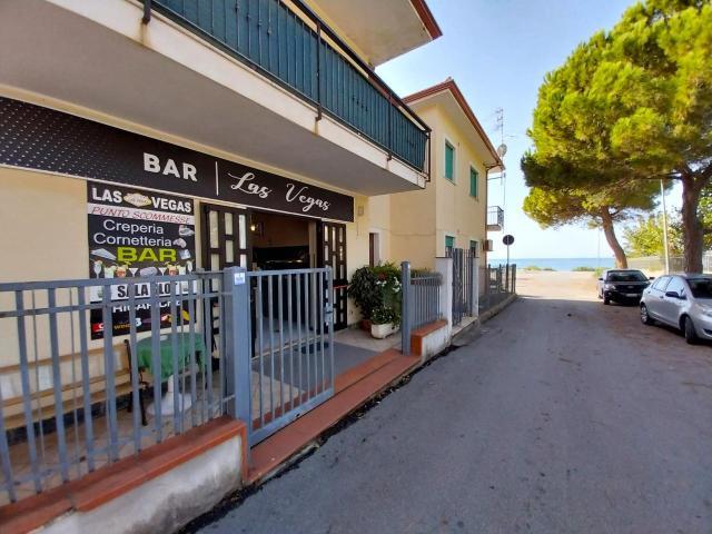 Locale Commerciale in vendita a Calabria, Cosenza