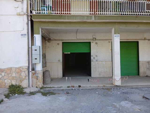 Locale Commerciale in vendita a Eboli, Campania