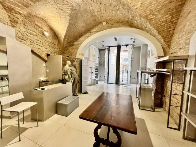 Locale Commerciale in vendita a Centro, Marche