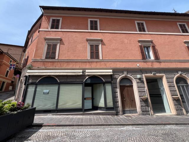 Locale Commerciale in vendita a Centro, Marche
