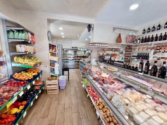 Locale Commerciale in vendita a Spina, Marche