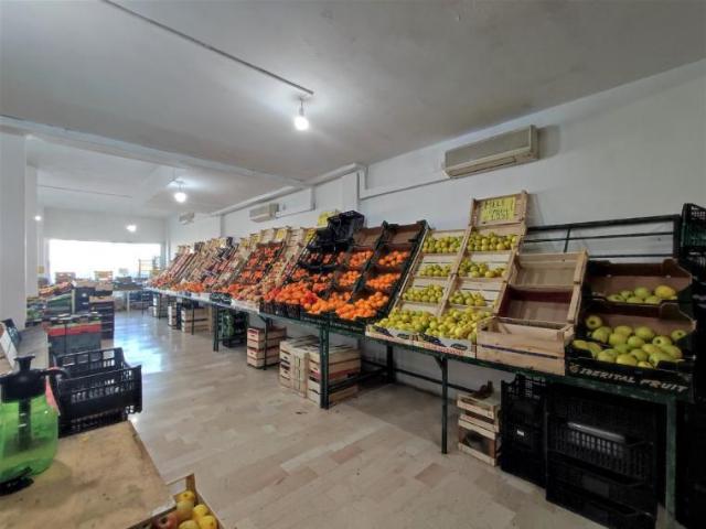 Locale Commerciale in vendita a San Lazzaro, Marche