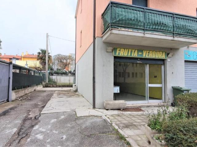Locale Commerciale in vendita a San Lazzaro, Marche