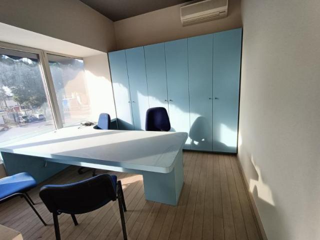 Locale Commerciale in vendita a Marche, Pesaro E Urbino