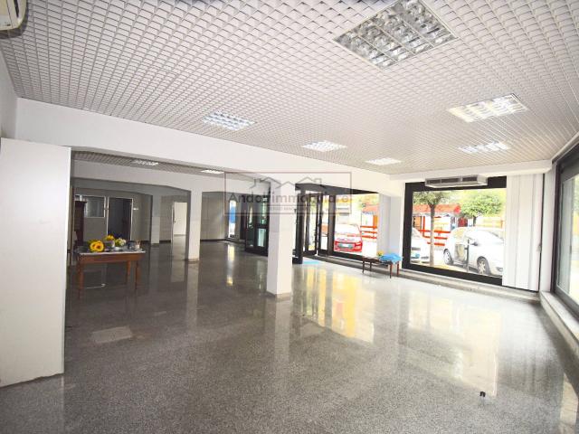 Locale Commerciale in vendita a Porta Roma, Salto Di Fondi