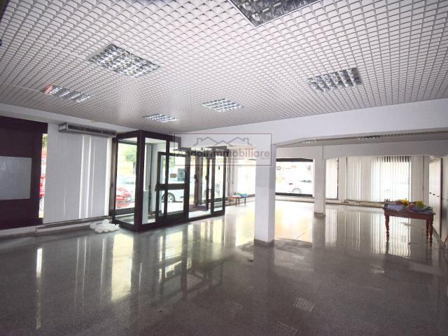 Locale Commerciale in vendita a Porta Roma, Salto Di Fondi