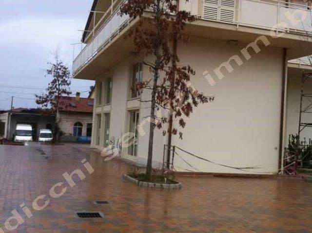 Locale Commerciale in vendita a Roma Imperiale, Forte Dei Marmi