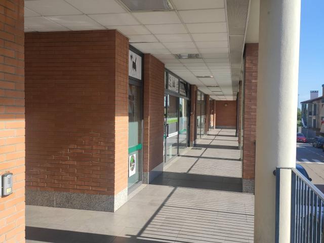 Locale Commerciale in vendita a Unione dei Comuni I Fontanili, Gaggiano