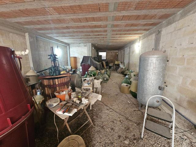 Locale Commerciale in vendita a Puglia, Lecce