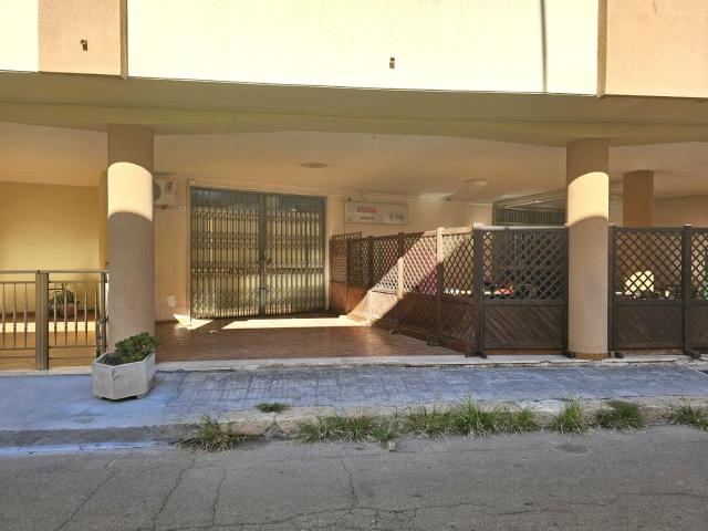 Locale Commerciale in vendita a Puglia, Lecce