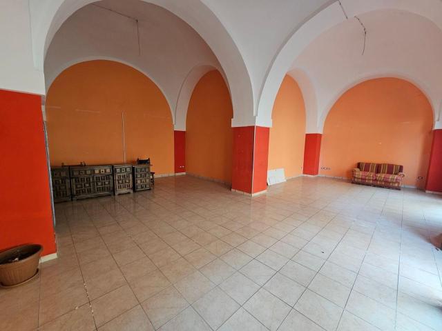 Locale Commerciale in vendita a Puglia, Lecce