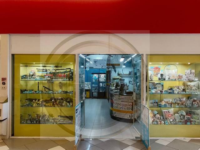 Locale Commerciale in vendita a Gallarate, Lombardia
