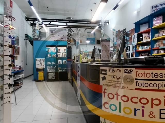 Locale Commerciale in vendita a Gallarate, Lombardia