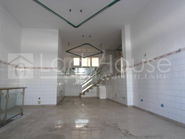 Locale Commerciale in vendita a Puglia, Lecce