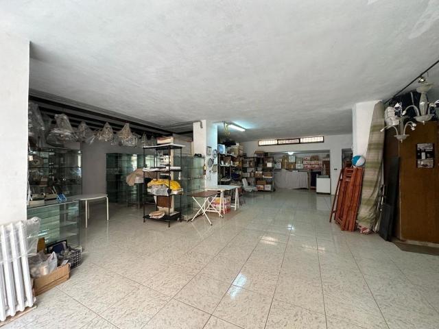 Locale Commerciale in vendita a Puglia, Lecce