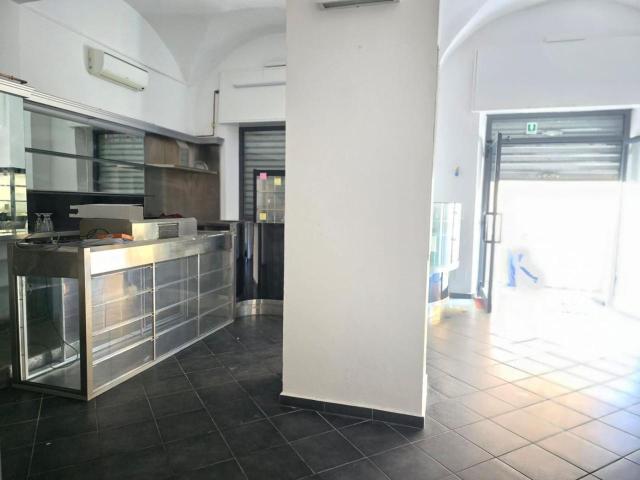 Locale Commerciale in vendita a Medio Ponente, Serra Riccò