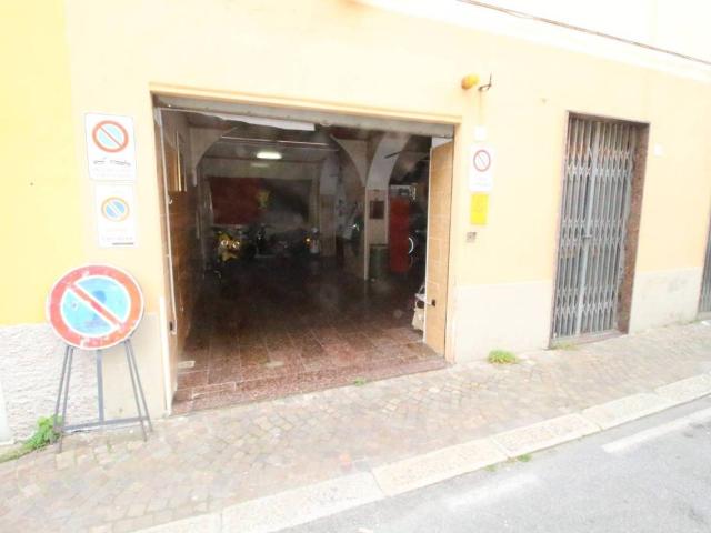 Locale Commerciale in vendita a Ponente, Serra Riccò