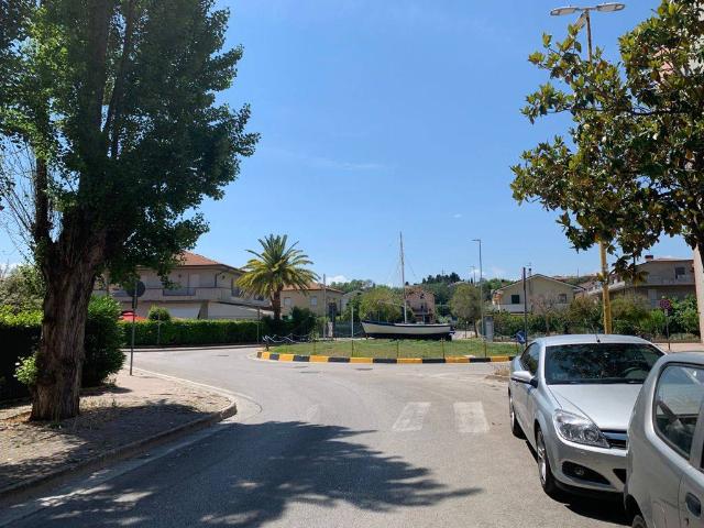 Locale Commerciale in vendita a Giulianova, Abruzzo
