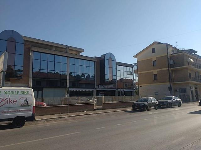 Locale Commerciale in vendita a Giulianova, Abruzzo