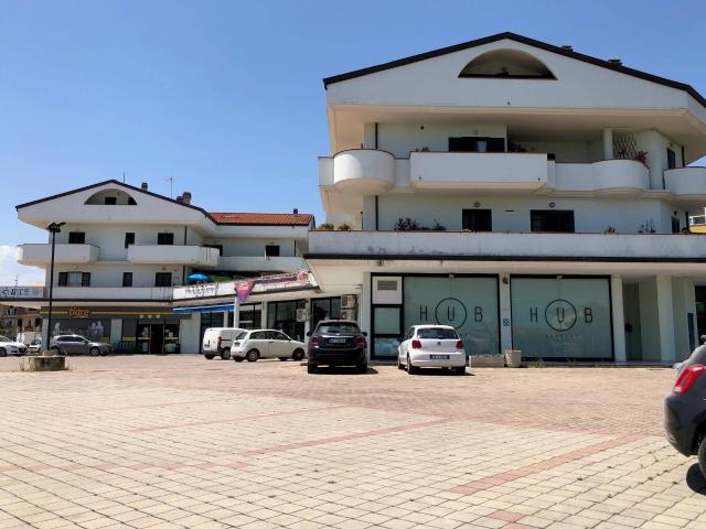 Locale Commerciale in vendita a Giulianova, Abruzzo