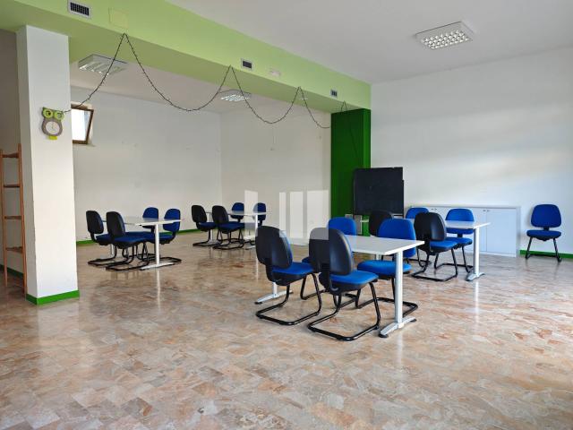 Locale Commerciale in vendita a Giulianova, Abruzzo