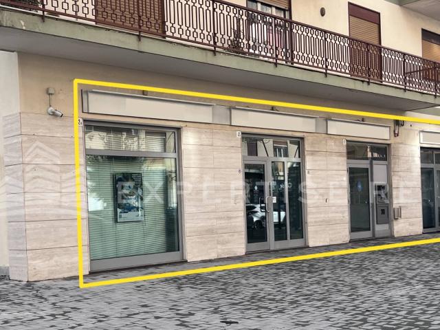 Locale Commerciale in vendita a Gravina Di Catania, Sicilia
