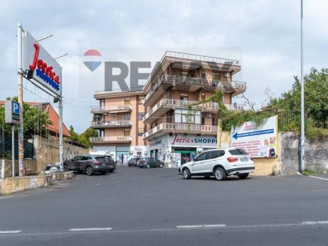Locale Commerciale in vendita a Gravina Di Catania, Sicilia