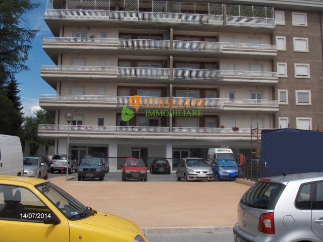 Locale Commerciale in vendita a San Lazzaro, Isernia