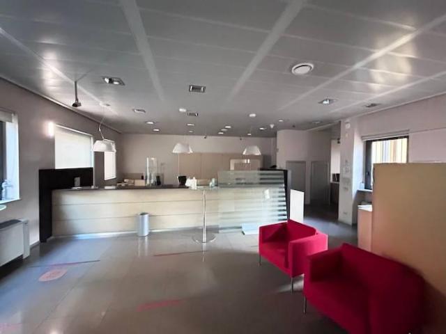Locale Commerciale in vendita a Jerago Con Orago, Lombardia