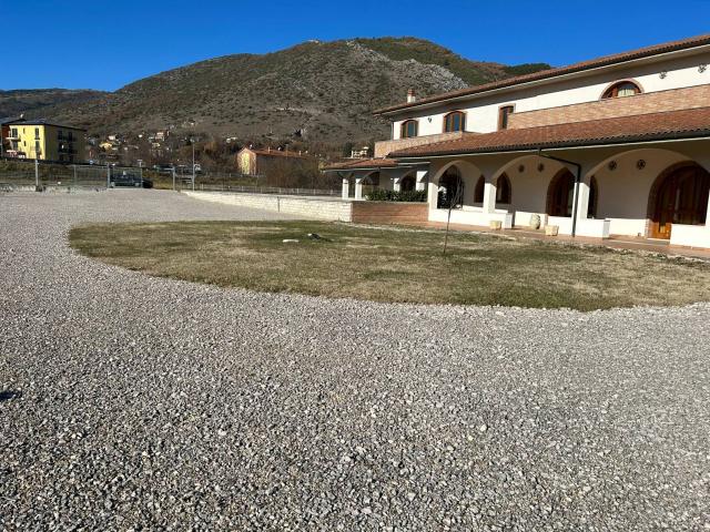 Locale Commerciale in vendita a Tornimparte, Abruzzo