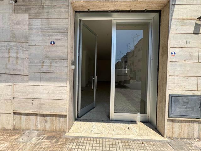 Locale Commerciale in vendita a Puglia, Lecce