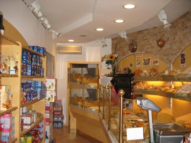 Locale Commerciale in vendita a Oltresempione, Legnano