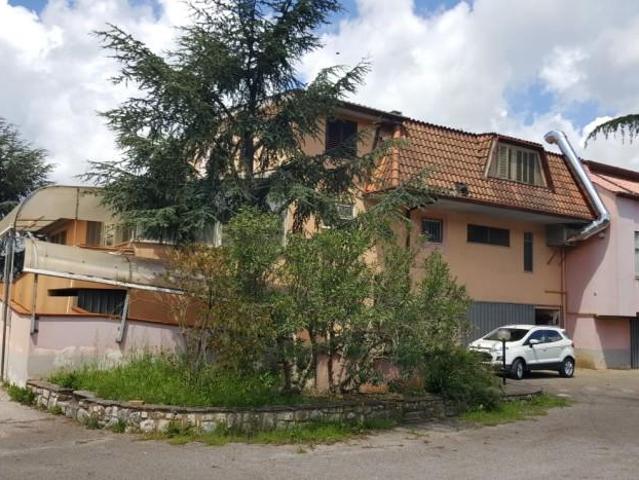 Locale Commerciale in vendita a Lenola, Lazio
