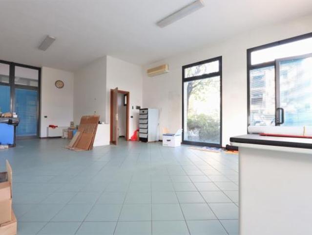 Locale Commerciale in vendita a Longare, Veneto
