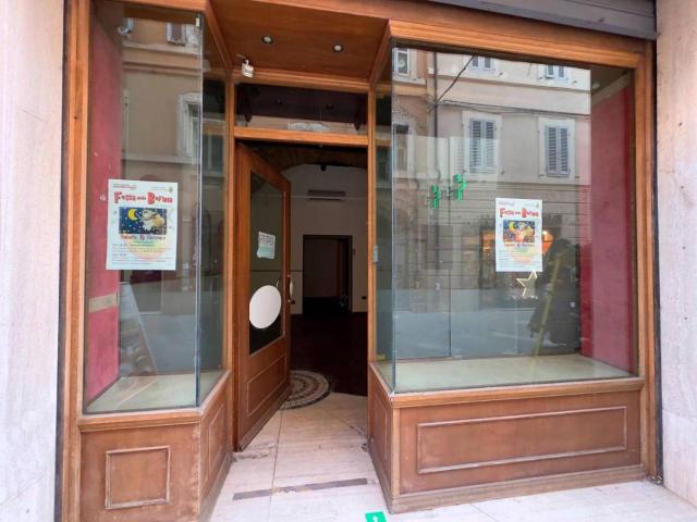 Locale Commerciale in vendita a Marche, Ancona