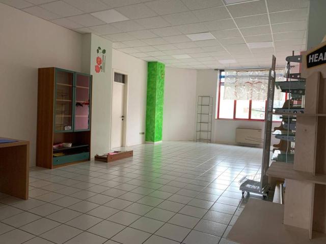 Locale Commerciale in vendita a Marche, Macerata