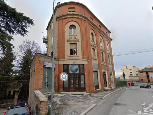 Locale Commerciale in vendita a Tre Vie, Macerata