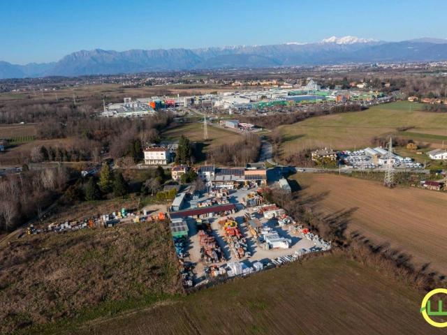 Locale Commerciale in vendita a Martignacco, Friuli-Venezia Giulia