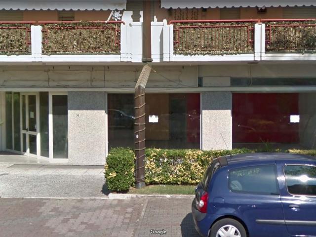Locale Commerciale in vendita a Marina di Massa, Marina Di Massa