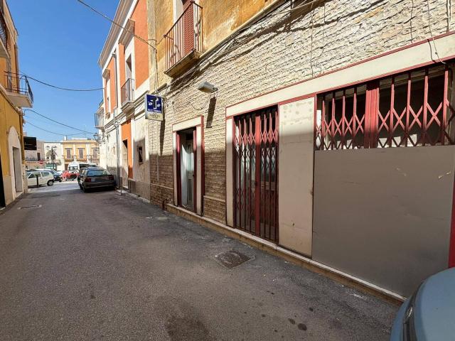 Locale Commerciale in vendita a Puglia, Taranto