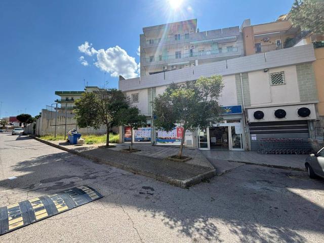 Locale Commerciale in vendita a Puglia, Taranto