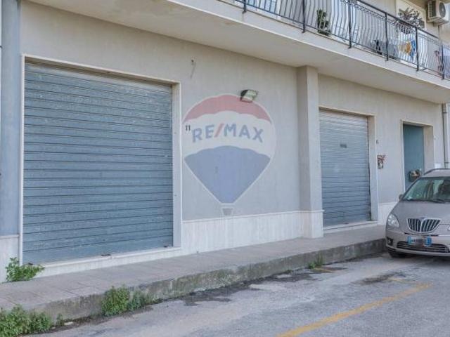 Locale Commerciale in vendita a Melilli, Sicilia
