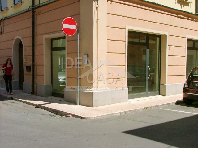Locale Commerciale in vendita a Unione Comuni Modenesi Area Nord, Mirandola
