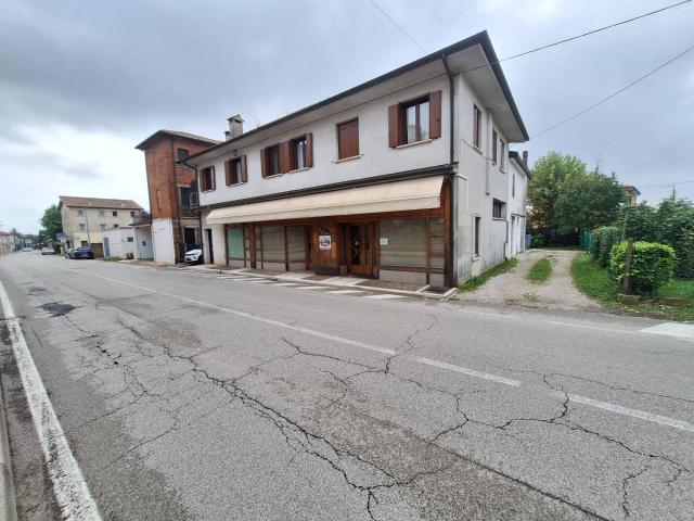 Locale Commerciale in vendita a Guarda, Montebelluna