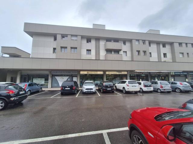 Locale Commerciale in vendita a Posmon, Montebelluna