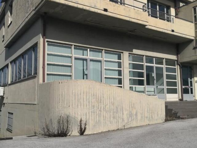 Locale Commerciale in vendita a Monteroduni, Molise