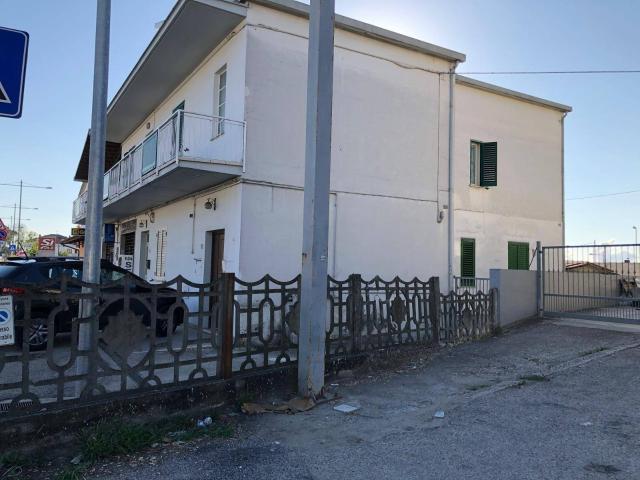 Locale Commerciale in vendita a Pagliare, Morro D'oro