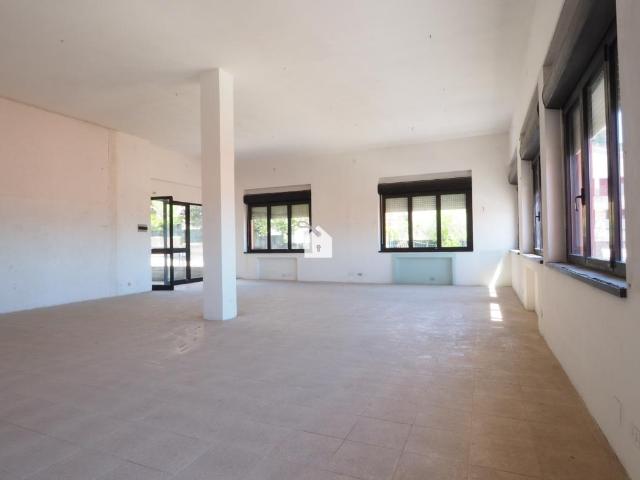 Locale Commerciale in vendita a Borgo Pintura, Marche