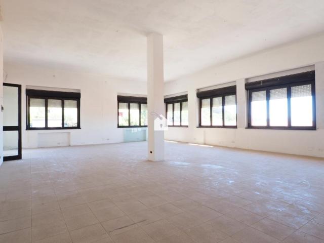 Locale Commerciale in vendita a Borgo Pintura, Marche