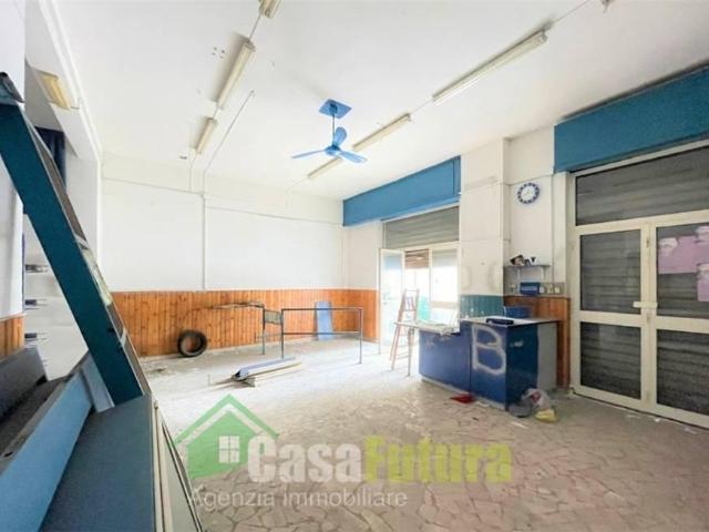 Locale Commerciale in vendita a Municipalità 7, Miano